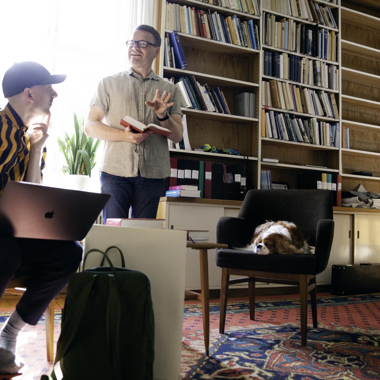 Präst som läser ur bibeln för en lärare